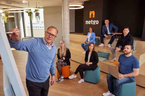 Schulungssituation mit Mitarbeitenden bei netgo am Berliner Standort