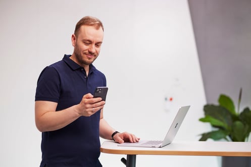 netgo Mitarbeitender mit Smartphone in der Hand