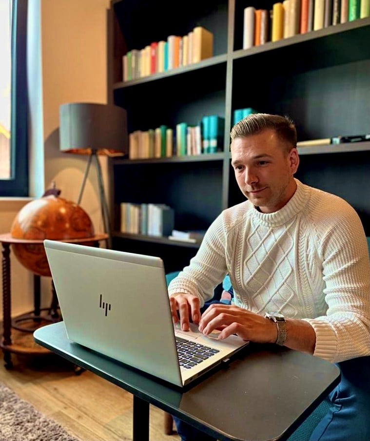 IT-Account Manager Robin Schwering am Arbeitsplatz bei IT-Dienstleister netgo