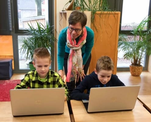 Die Schüler der Montessori-Grundschule freuen sich über die neuen Laptops