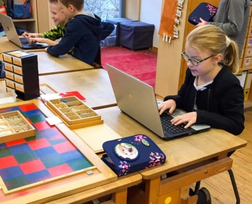 Die Schüler der Montessori-Grundschule freuen sich über die neuen Laptops