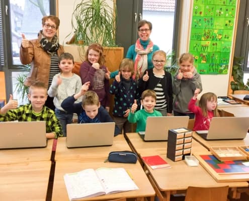 Die Schüler der Montessori-Grundschule freuen sich über die neuen Laptops