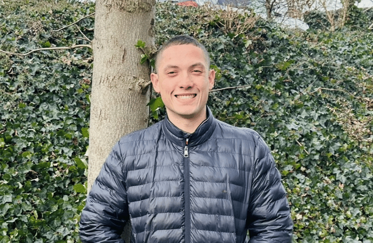 Portraitaufnahme in der Natur von Azubi Sylvester bei IT-Dienstleister netgo