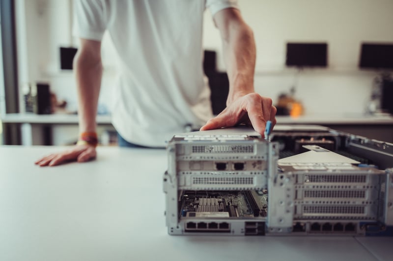 Auszubildender zum Fachinformatiker für Systemintegration am Arbeitsplatz bei IT-Dienstleister netgo