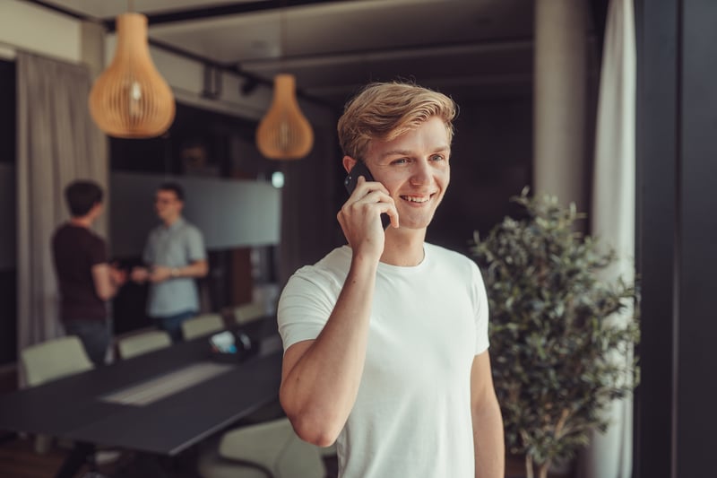 Auszubildender zum Kaufmann für IT-System-Management im Telefongespräch bei IT-Dienstleister netgo