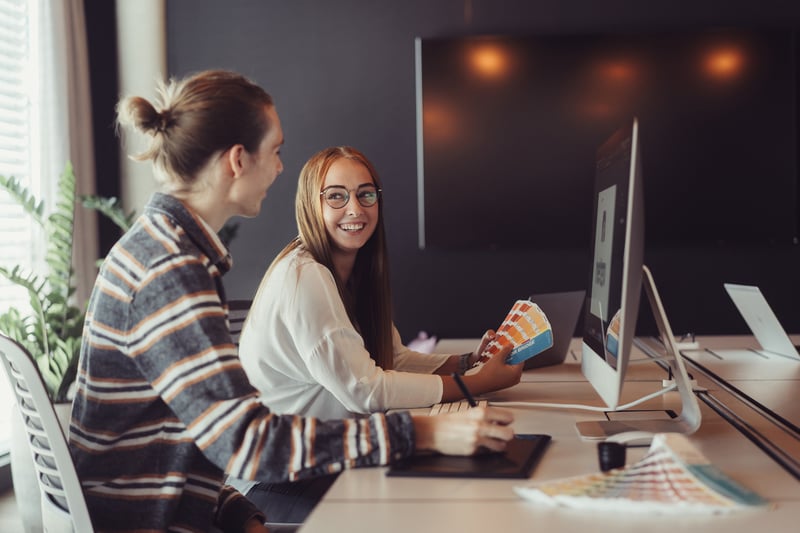 Auszubildende im Bereich Mediengestaltung am Arbeitsplatz bei IT-Dienstleister netgo