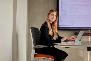 netgo Softwareentwicklerin bei der Arbeit am Standort Berlin