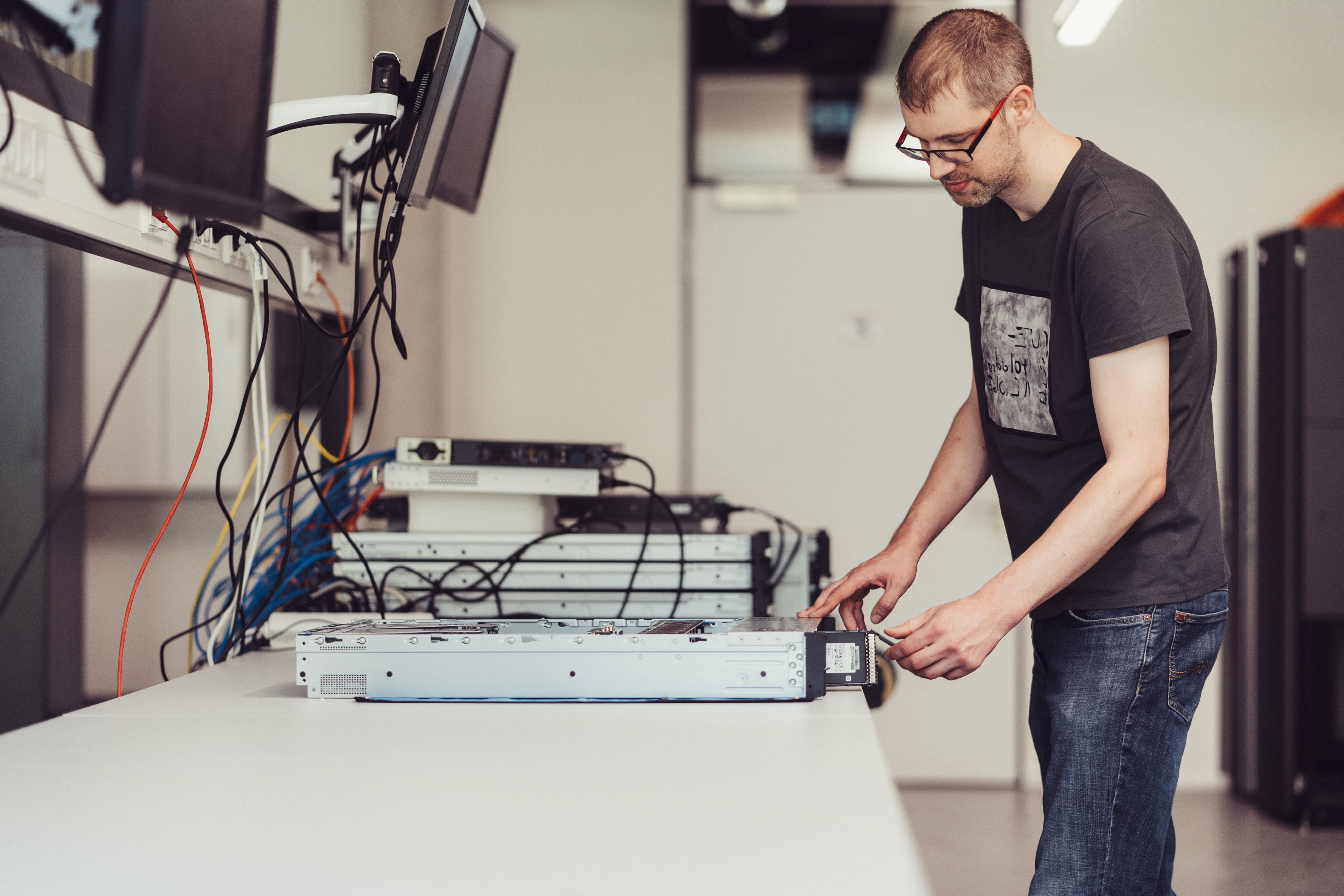 IT-Techniker von netgo bei der Arbeit