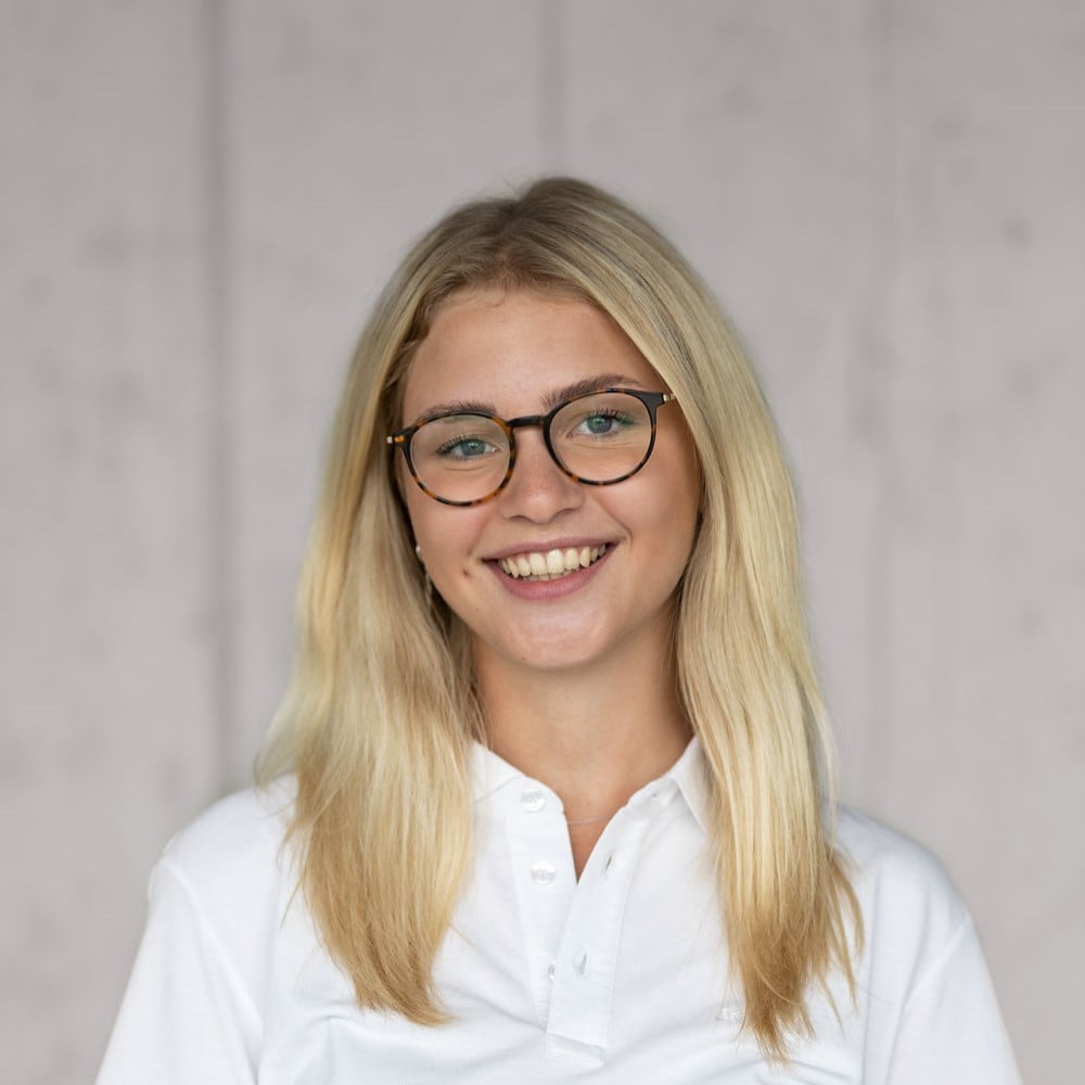 Portraitaufnahme von Charlotte Brömmelhaus, duale Studierende im Bereich Wirtschaft